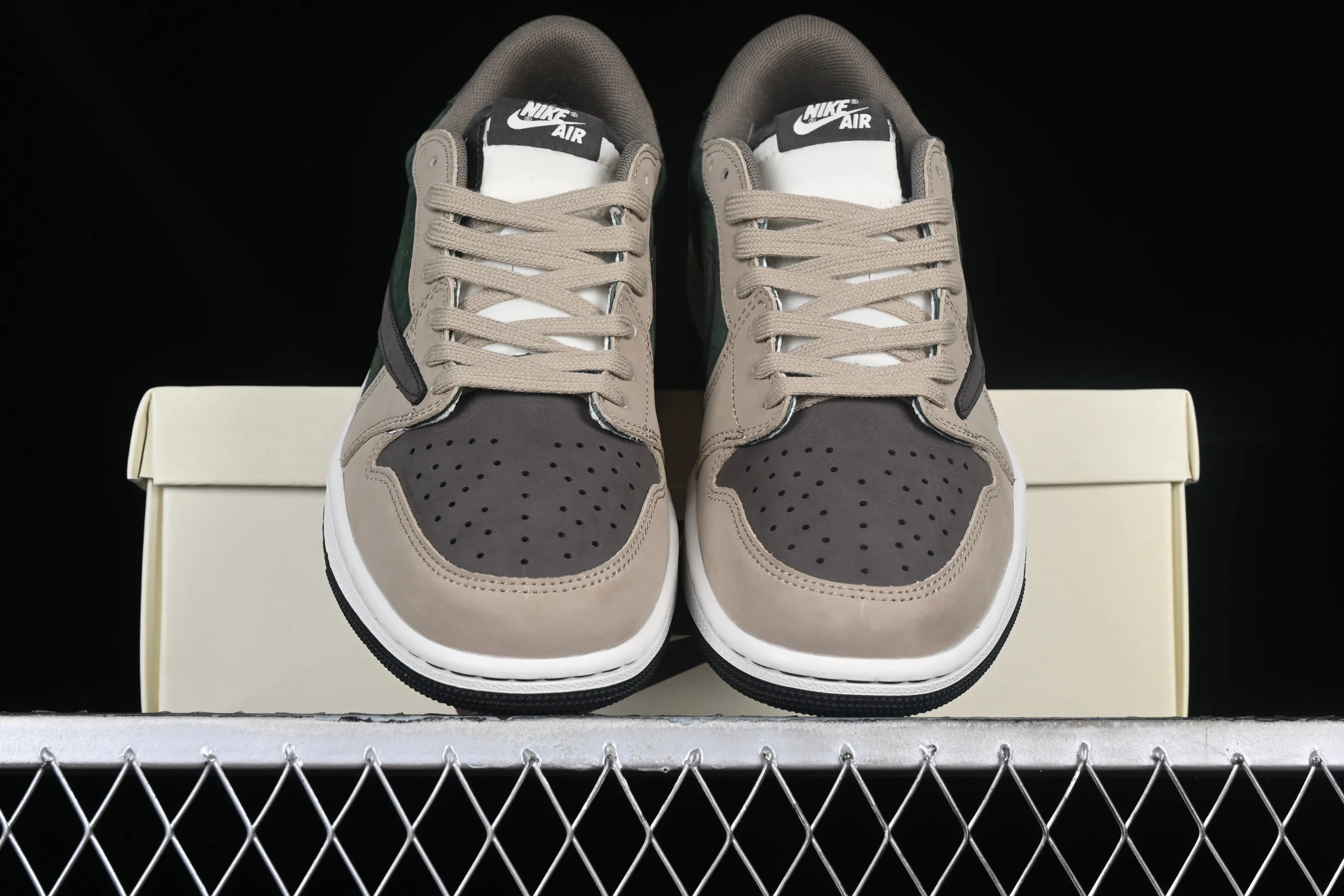 All Categories Air Jordan Jordan Series Basketball Shoes Air Jordan 1 Low Travis Scott x Air Jordan 1 Low OG AJ1 Joe 1 Reversed Overhook Joint Style Casual Sports Basketball Shoes DM7866-817